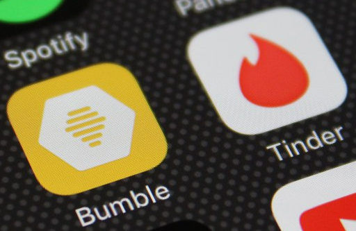 Război pe piața de dating online: Bumble se ia de piept cu Tinder