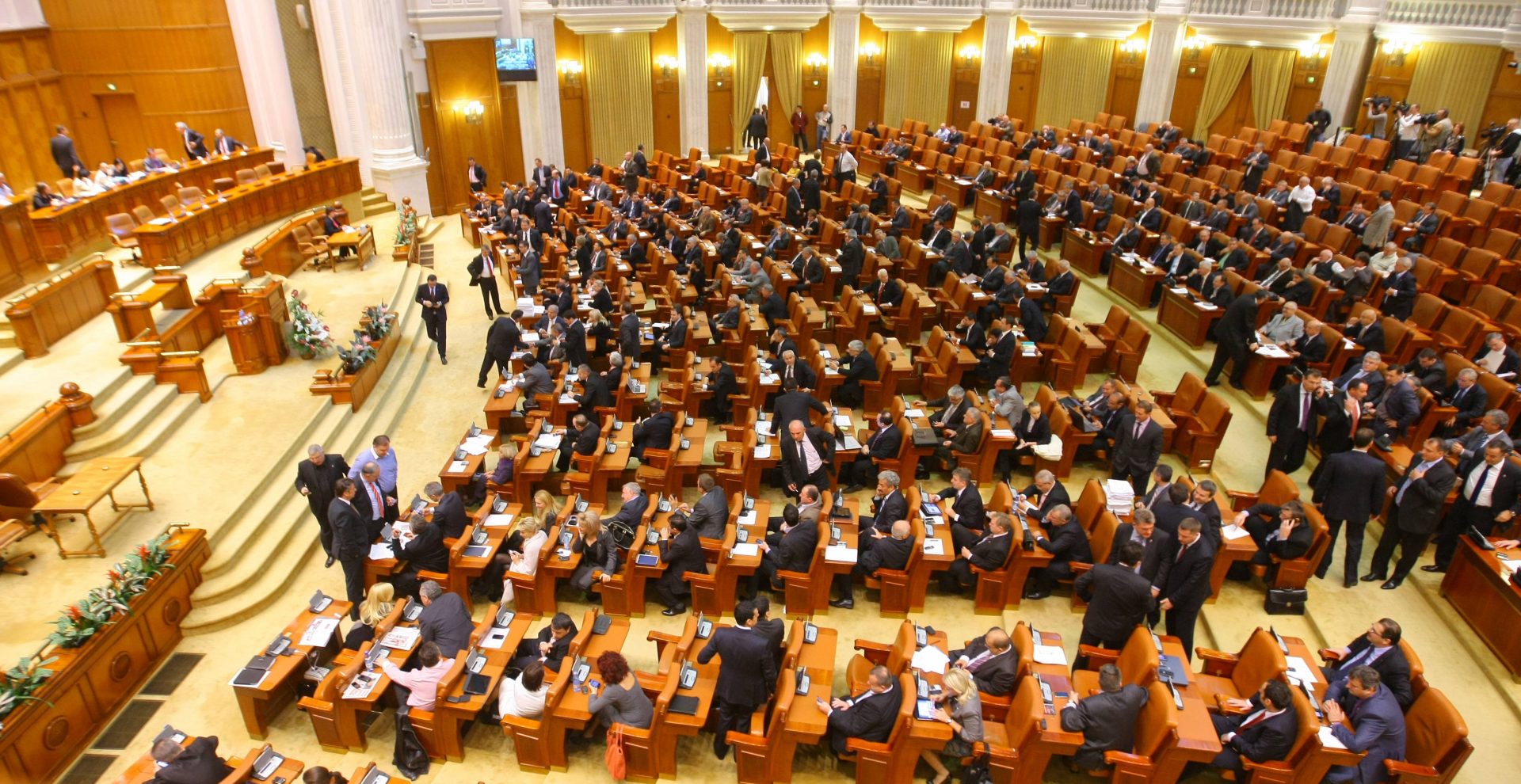 Jurnaliștii, ținuți ”în țarc” la Camera Deputaților. Parlamentarii evită să vorbească cu presa
