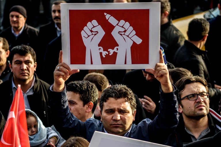 Numărul ridicat de jurnaliști și academicieni reținuți în Turcia, motiv de îngrijorare pentru UE