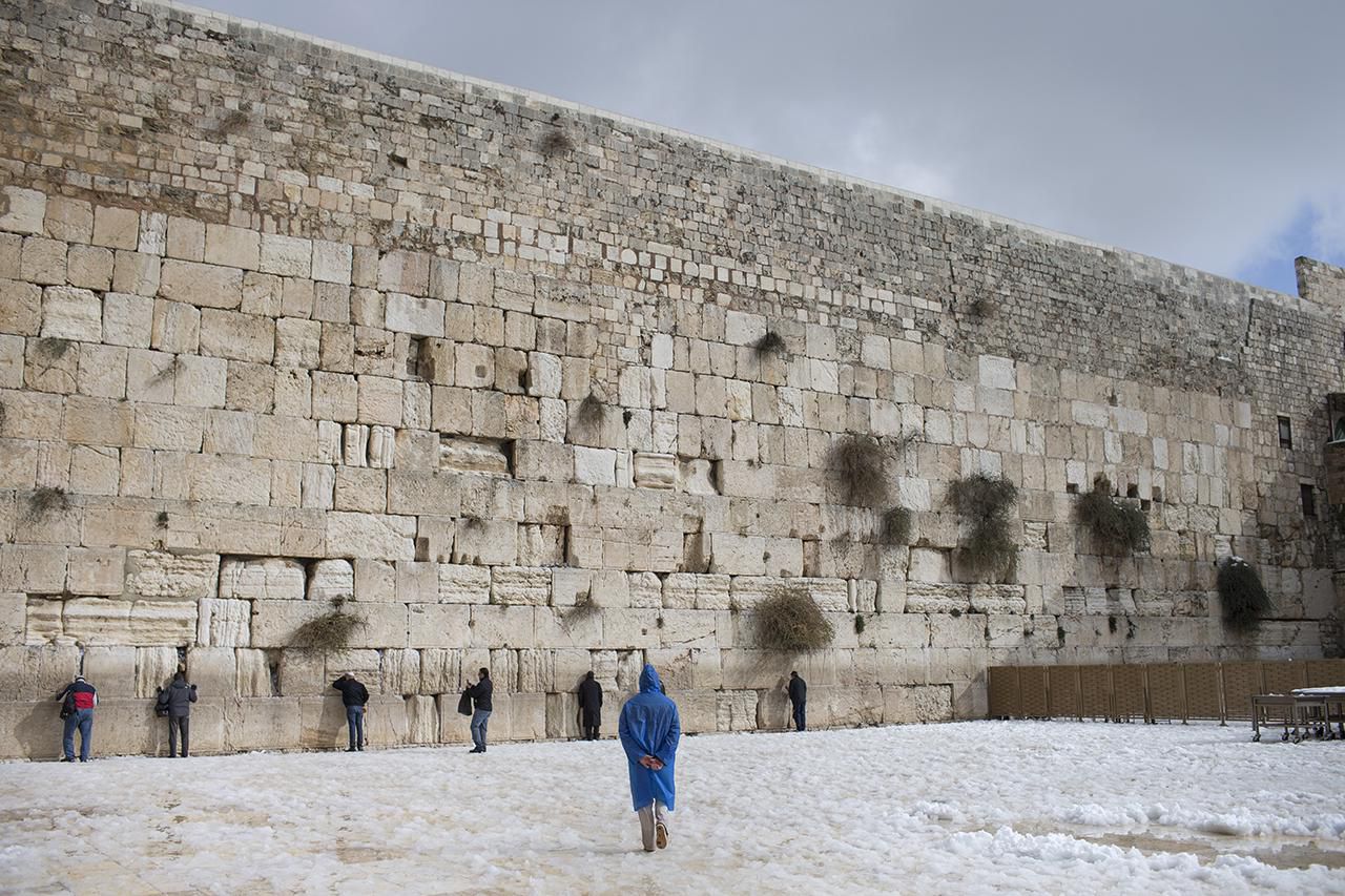 Editiadedimineata:  N-ai mai putut ajunge la Ierusalim? Lasă mesaje online, care vor fi depuse la Zidul Plângerii