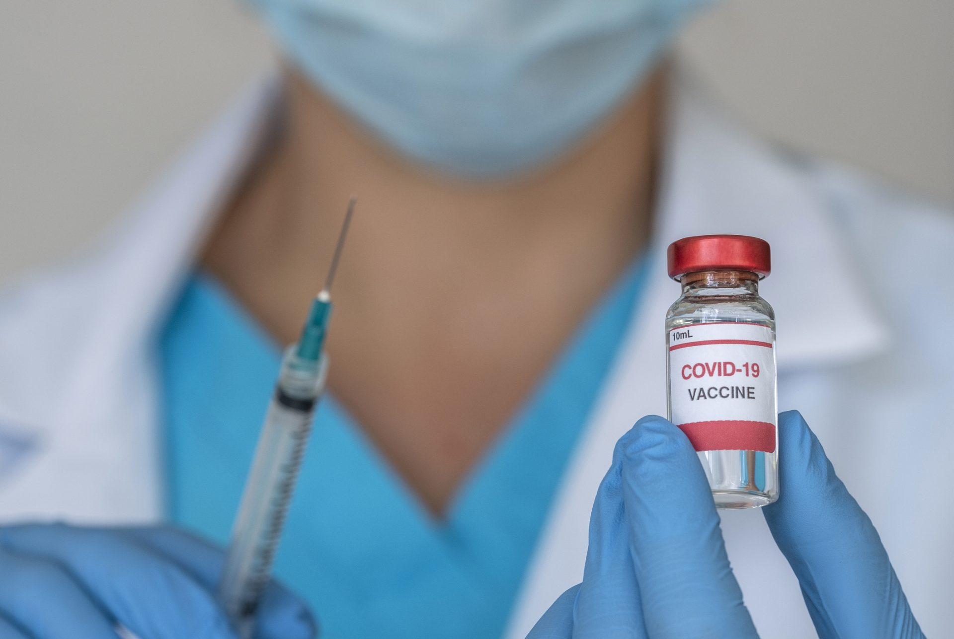 Patru mituri despre vaccinul COVID, explicate. Realizarea serului a fost grăbită? Poate modifica ADN-ul?