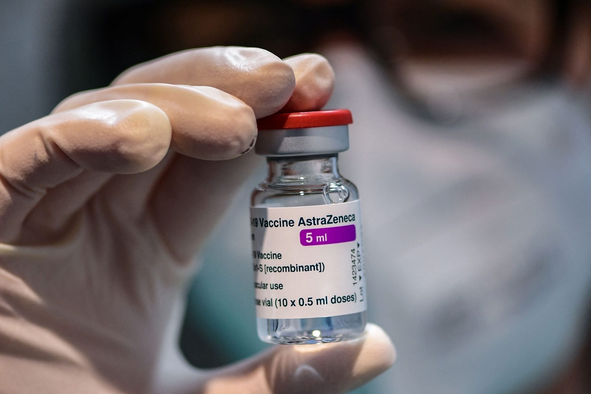 Suspendarea vaccinării cu AstraZeneca, între obiectivitate și isterie. Cine profită de pe urma scandalului