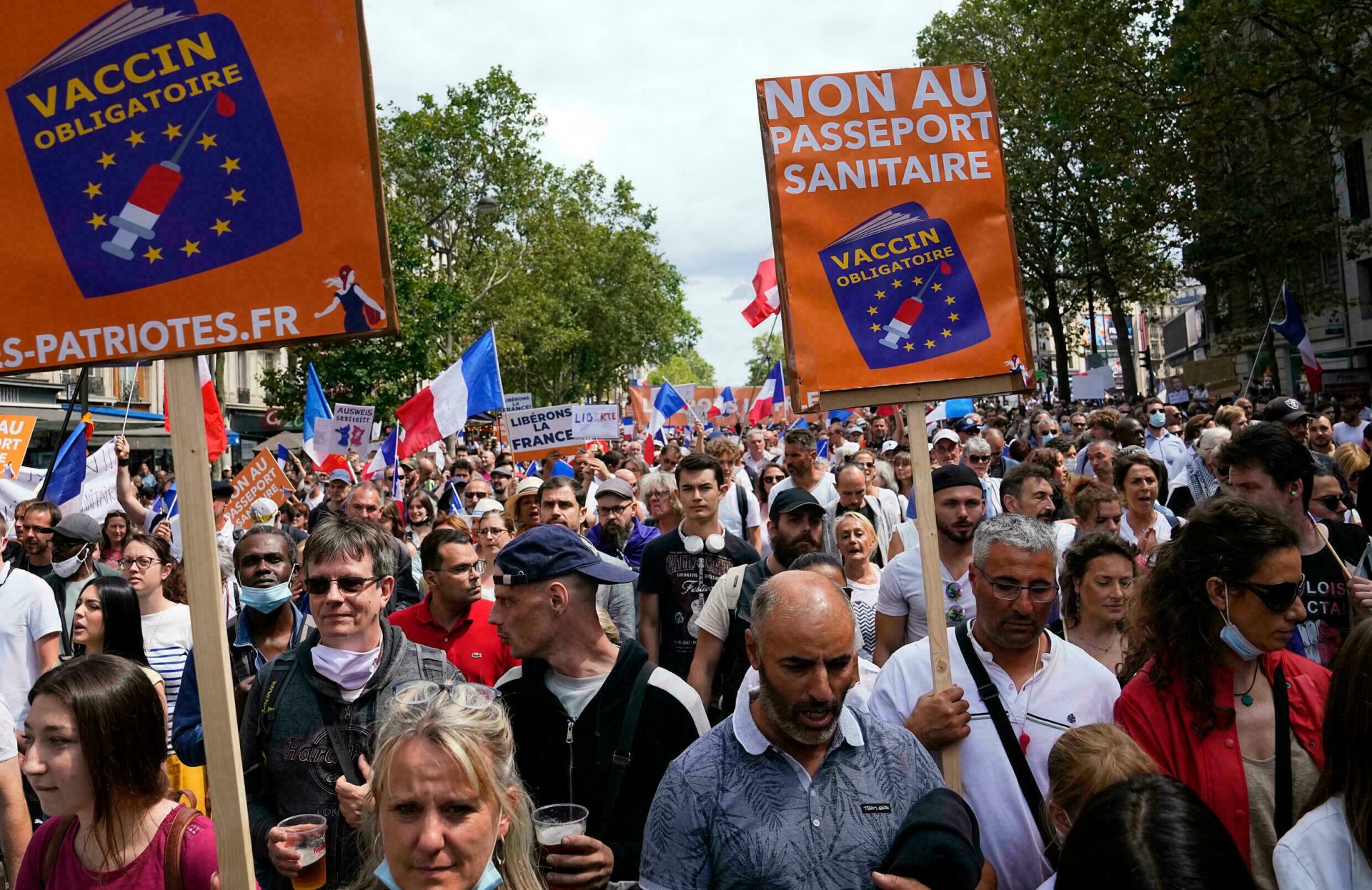 Jurnaliștii francezi, ținta manifestanților anti-pașaport sanitar. Doi fotoreporteri, insultaţi şi scuipaţi de protestatari