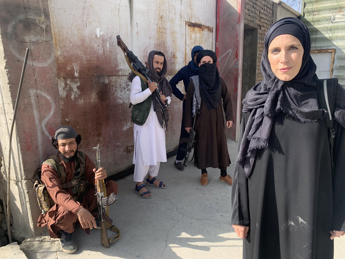 Schimbarea de regim din Afganistan afectează și jurnalistele străine. Corespondentul CNN Clarissa Ward, în chador