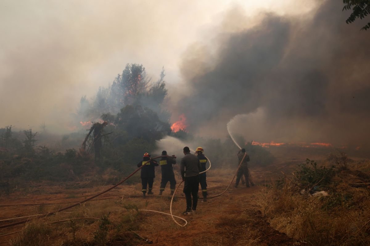 Presa din Grecia laudă pompierii români care se luptă cu flăcările de pe insula Evia: „Sunt de pe altă planetă”