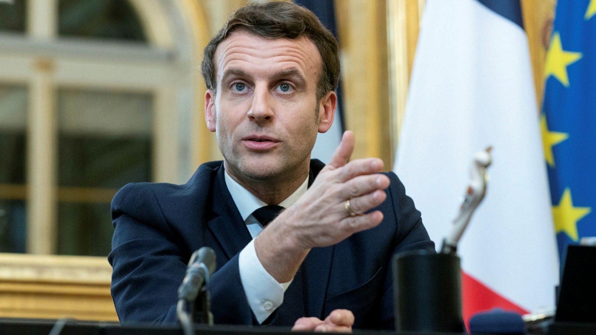 Macron spune că oamenii care răspândesc fake news ar trebui trași la răspundere