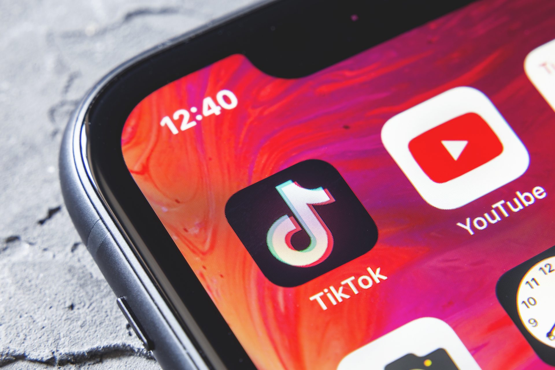 TikTok sau YouTube: unde se câștigă cel mai bine