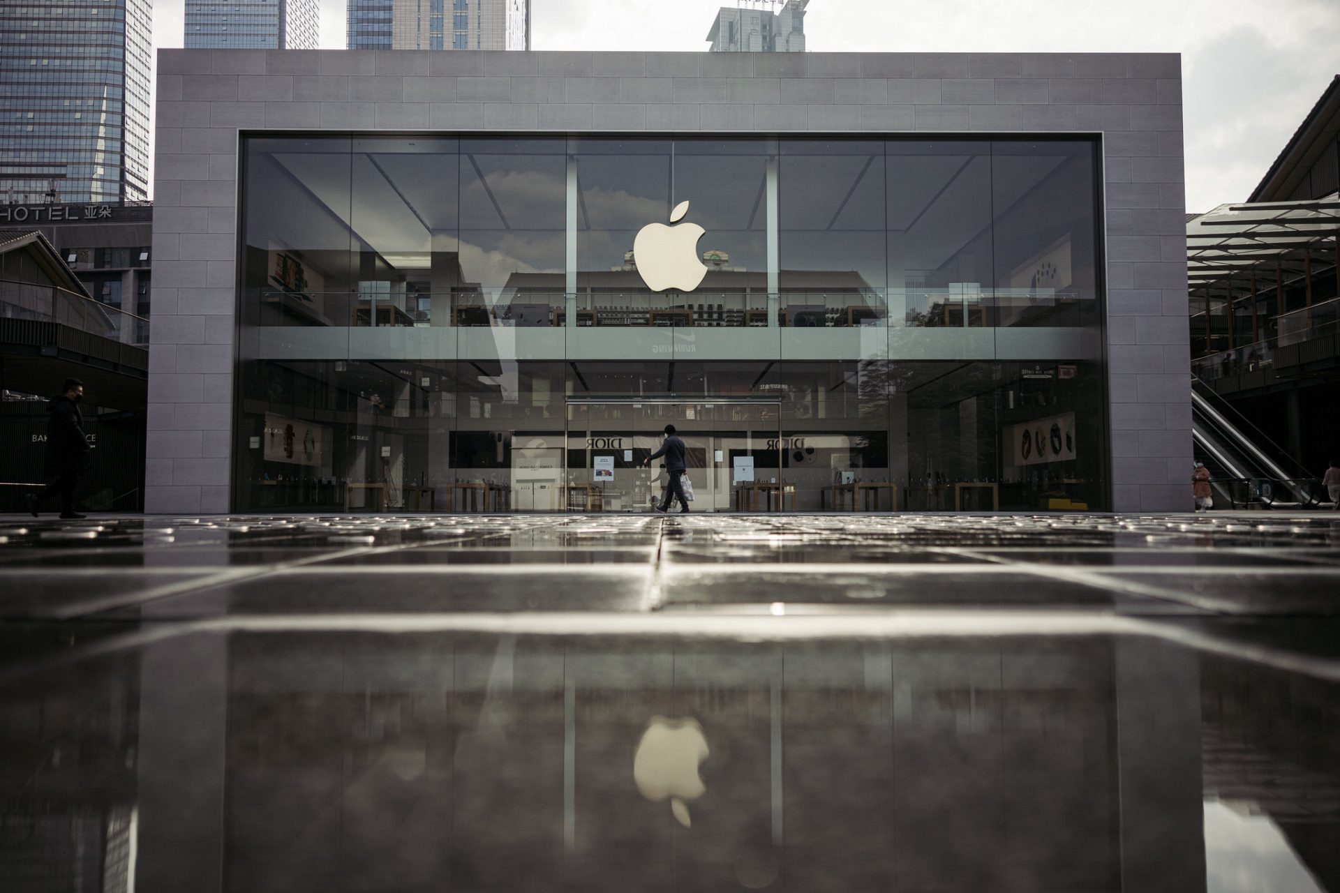 Apple a devenit prima companie care atinge o valoare de piață de 3 trilioane de dolari