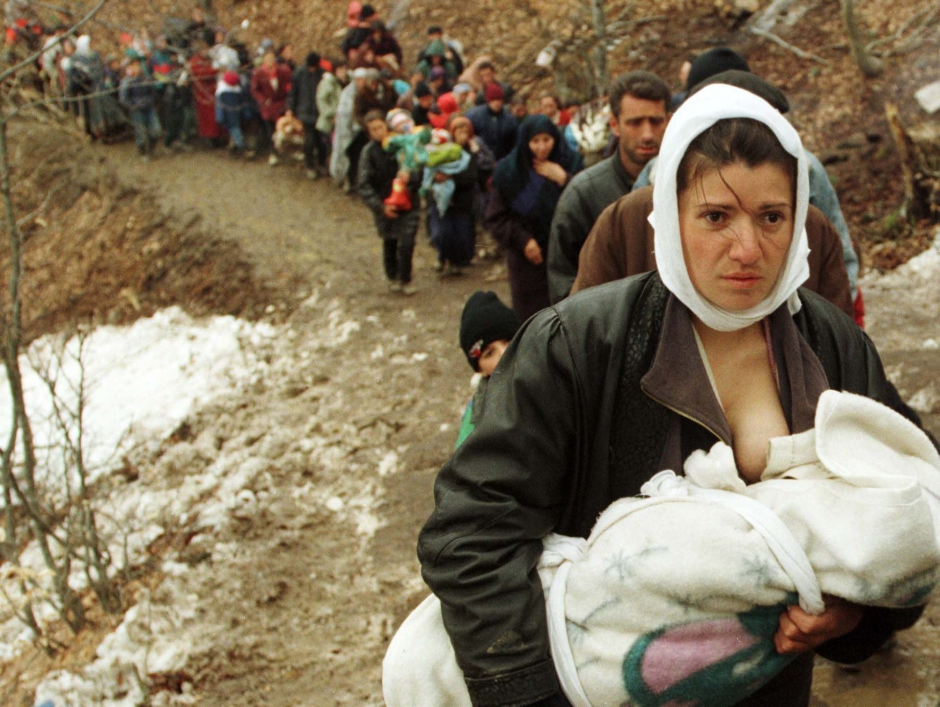 Cum a fost folosită fotografia unei refugiate din Kosovo în propaganda rusă anti-NATO