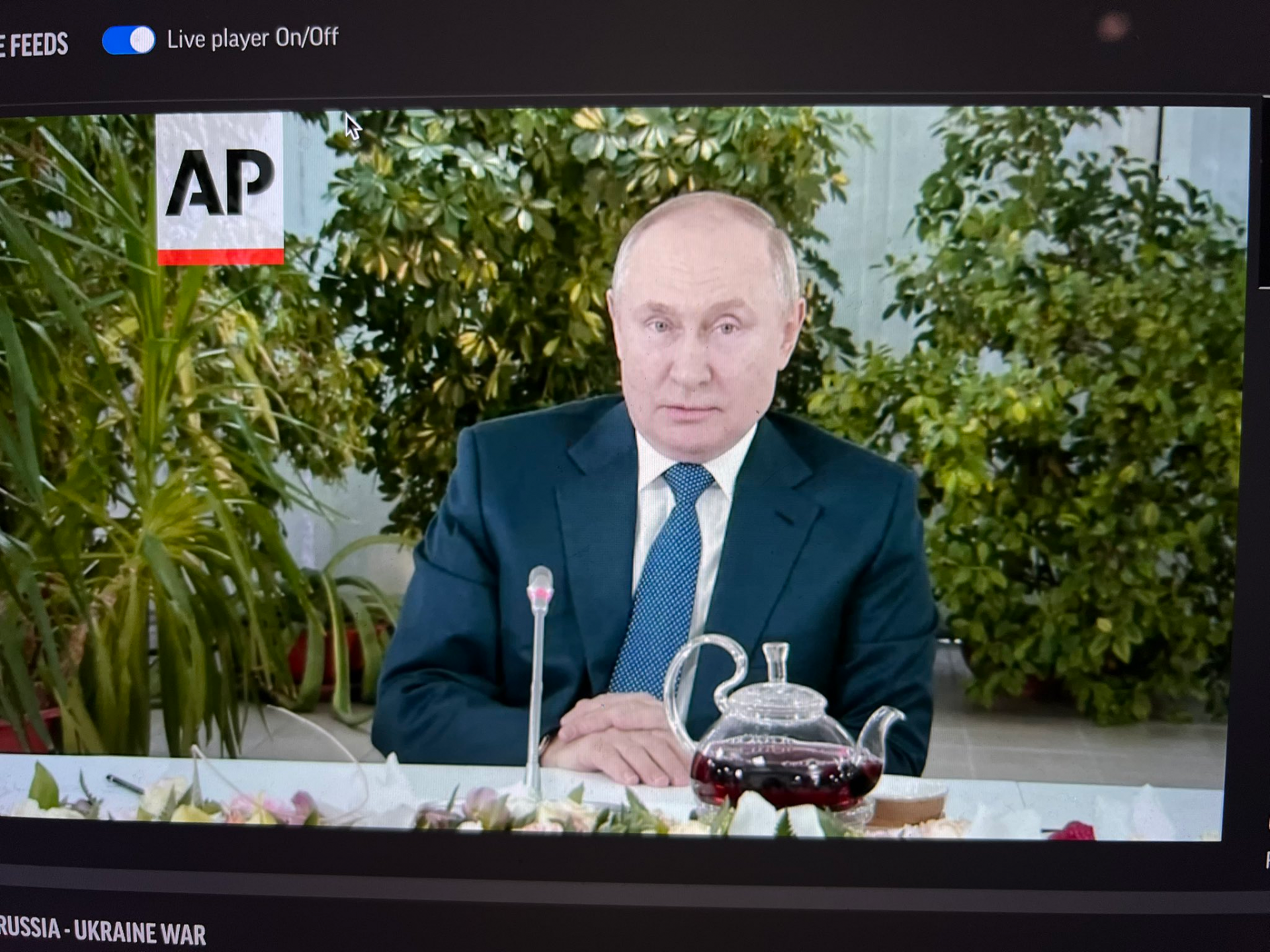”Falsul” viral cu mâna lui Putin care trece prin microfon e un fake în sine