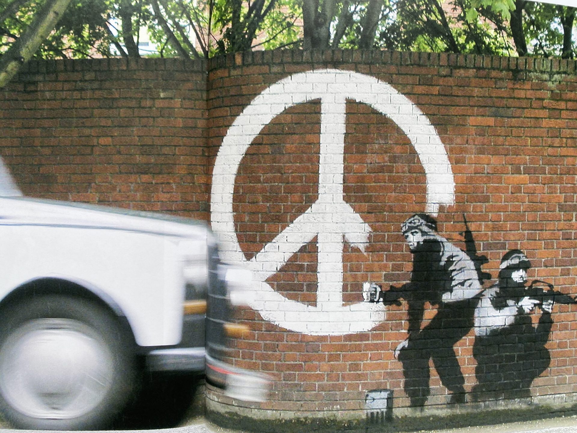 Banii de pe o operă de Banksy, donați Ucrainei