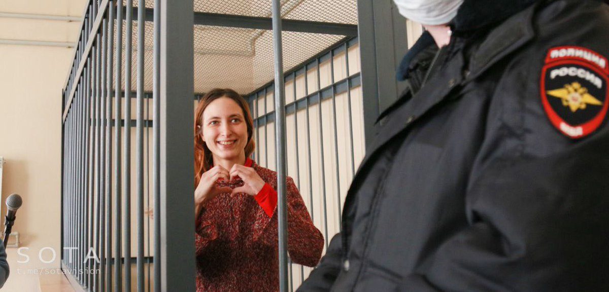 Artista rusă care a schimbat etichetele de prețuri dintr-un magazin cu slogane anti-război riscă 10 ani de închisoare