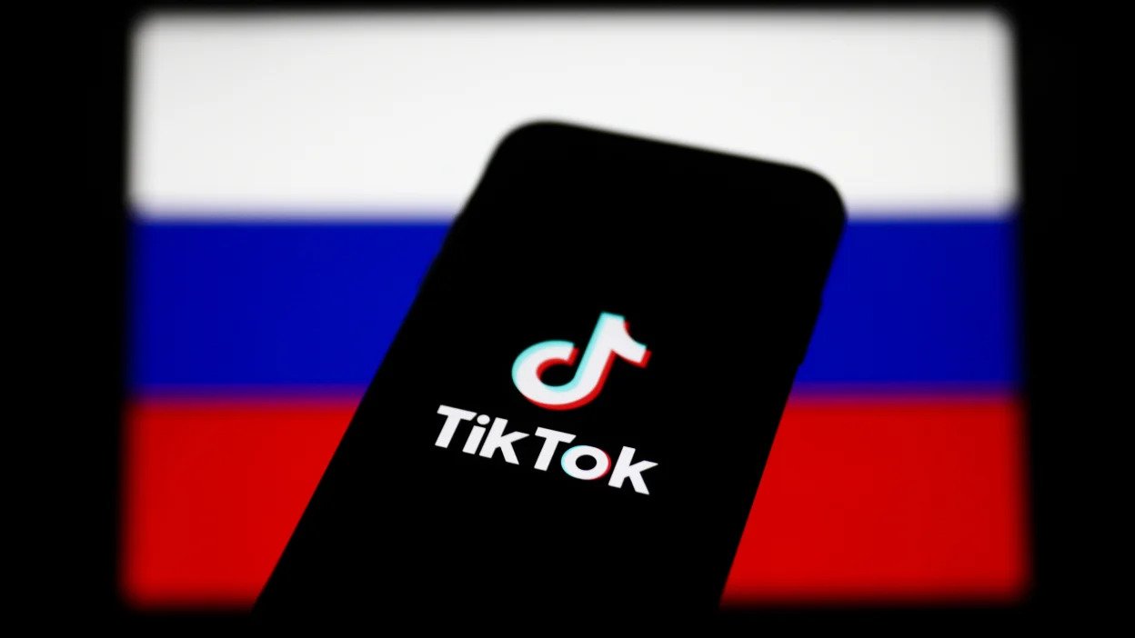 TikTok a eșuat în implementarea interdicțiilor în Rusia. Platforma, dominată de conținutul pro-război