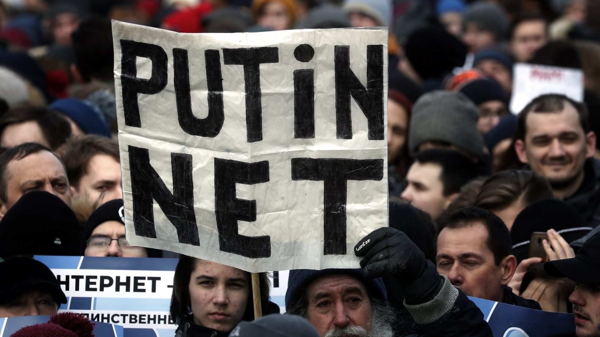 Rusia a blocat sute de site-uri web care găzduiau mesaje anti-război