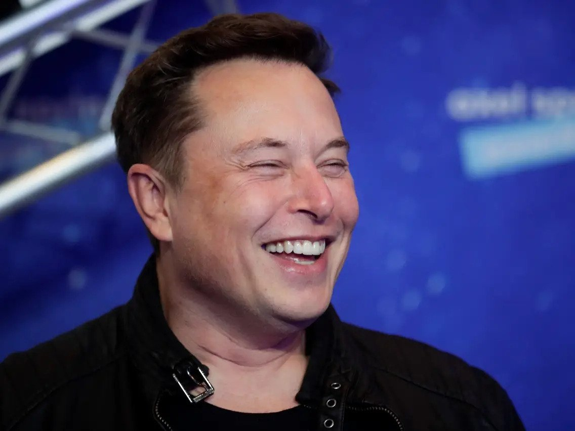 Elon Musk râde de o jurnalistă care a fost victima doxxing-ului
