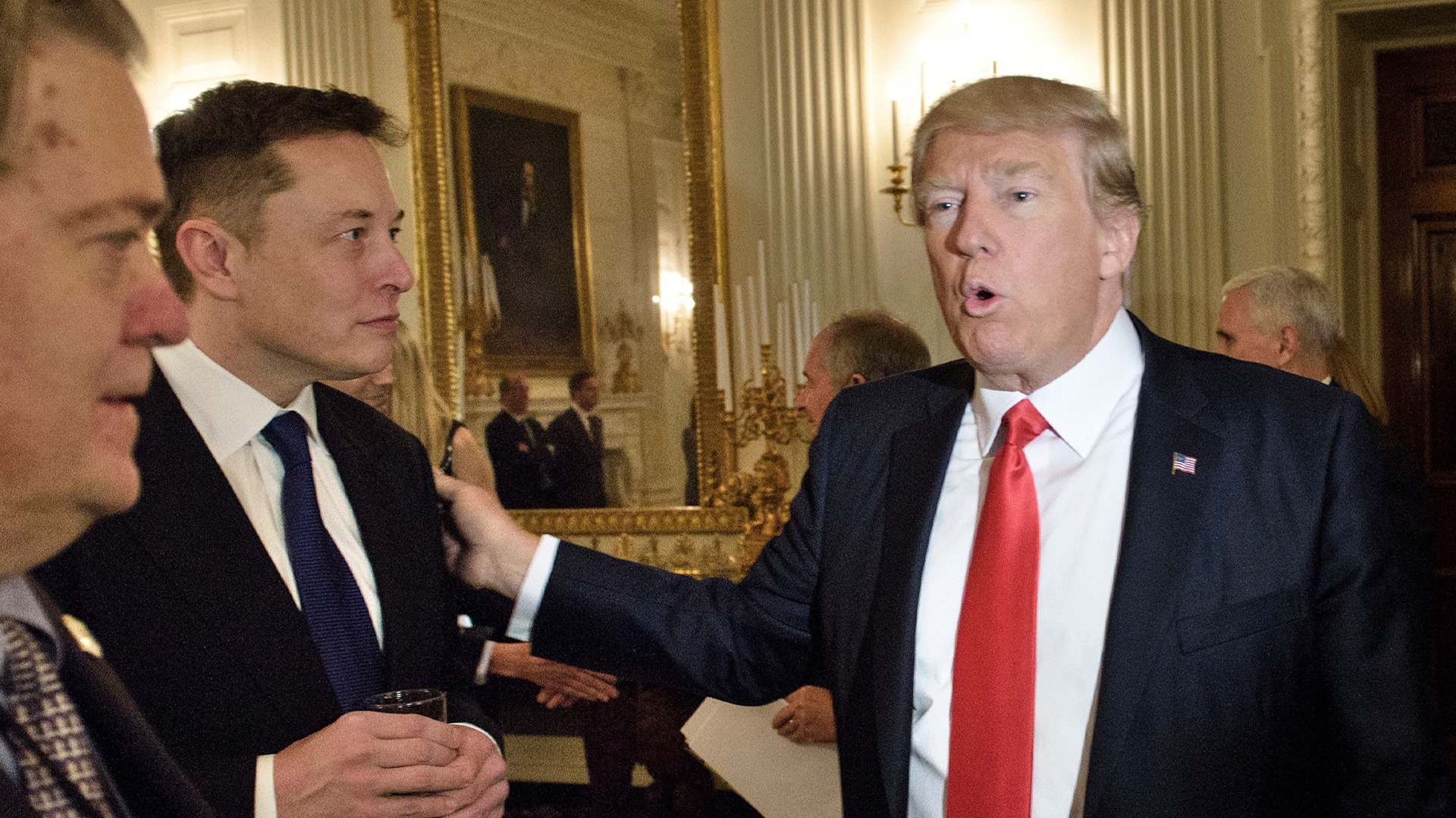 Elon Musk i-ar reda lui Donald Trump accesul la contul de Twitter