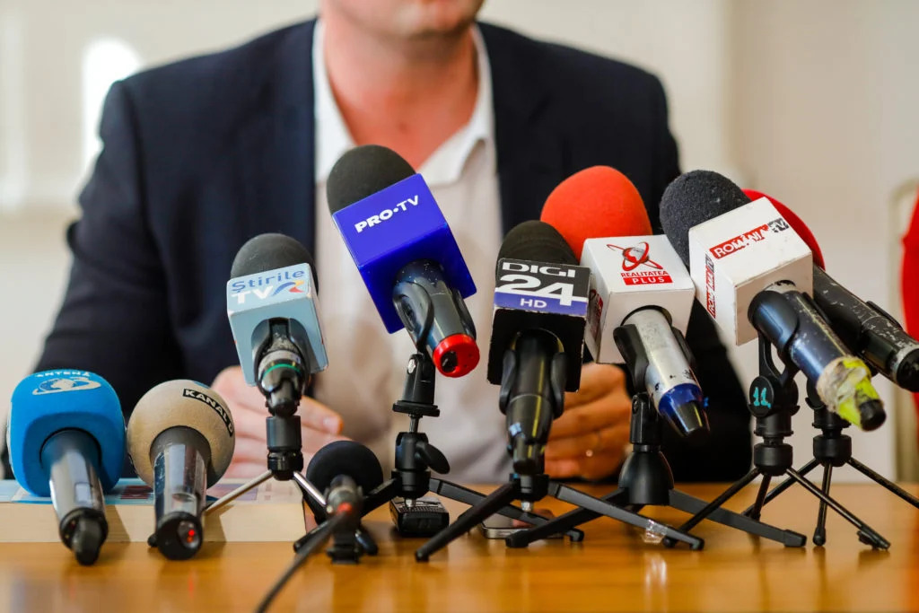 România, în grupa de mare risc privind libertatea presei în UE. Jurnaliștii, frecvent amenințați