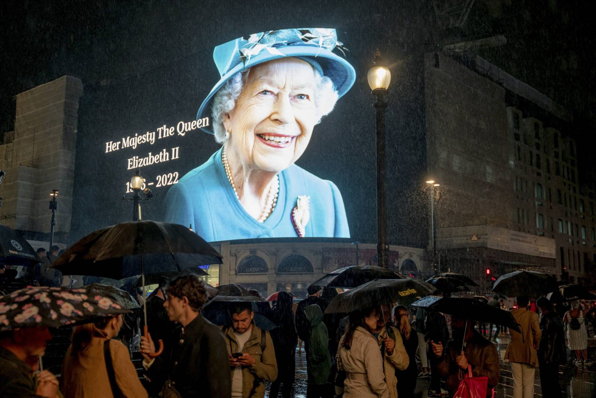 Cum s-a aflat vestea morții reginei Elisabeta a II-a: de pe Twitter până la Palatul Buckingham