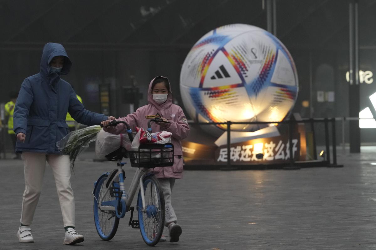Televiziunea de stat chineză taie imaginile cu fanii fără măști la Cupa Mondială