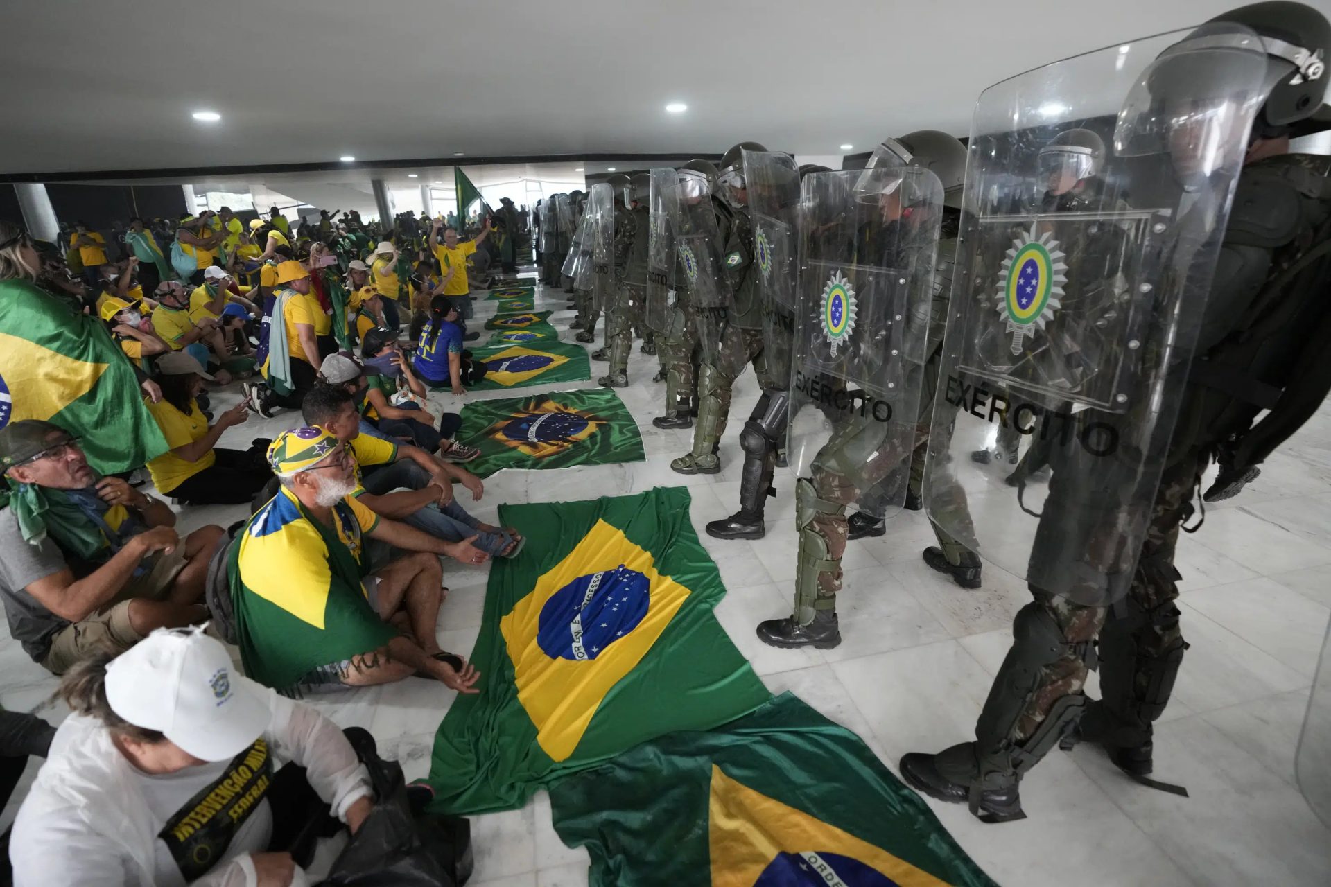 Cel puțin opt jurnaliști au fost atacați în timpul insurecției eșuate din Brazilia