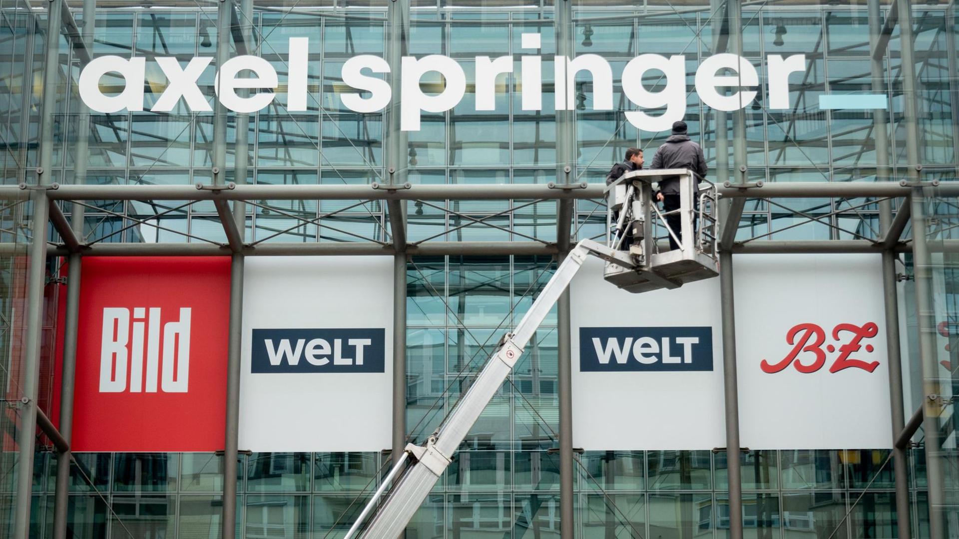 Compania Axel Springer avertizează că AI ar putea înlocui jurnaliștii. ChatGPT nu ”crede” asta
