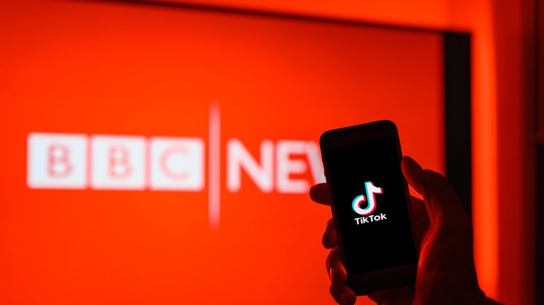 BBC sfătuiește personalul să șteargă TikTok de pe telefoanele de serviciu