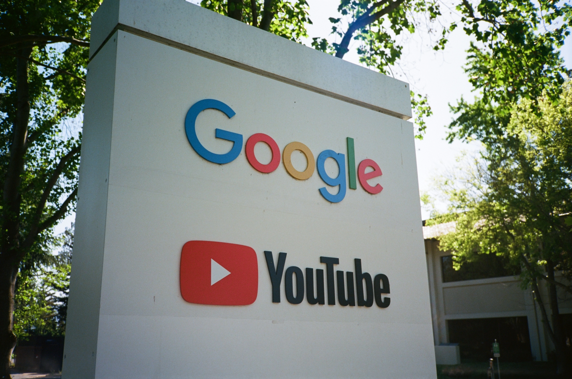 Google continuă să profite de pe urma dezinformării climatice de pe YouTube