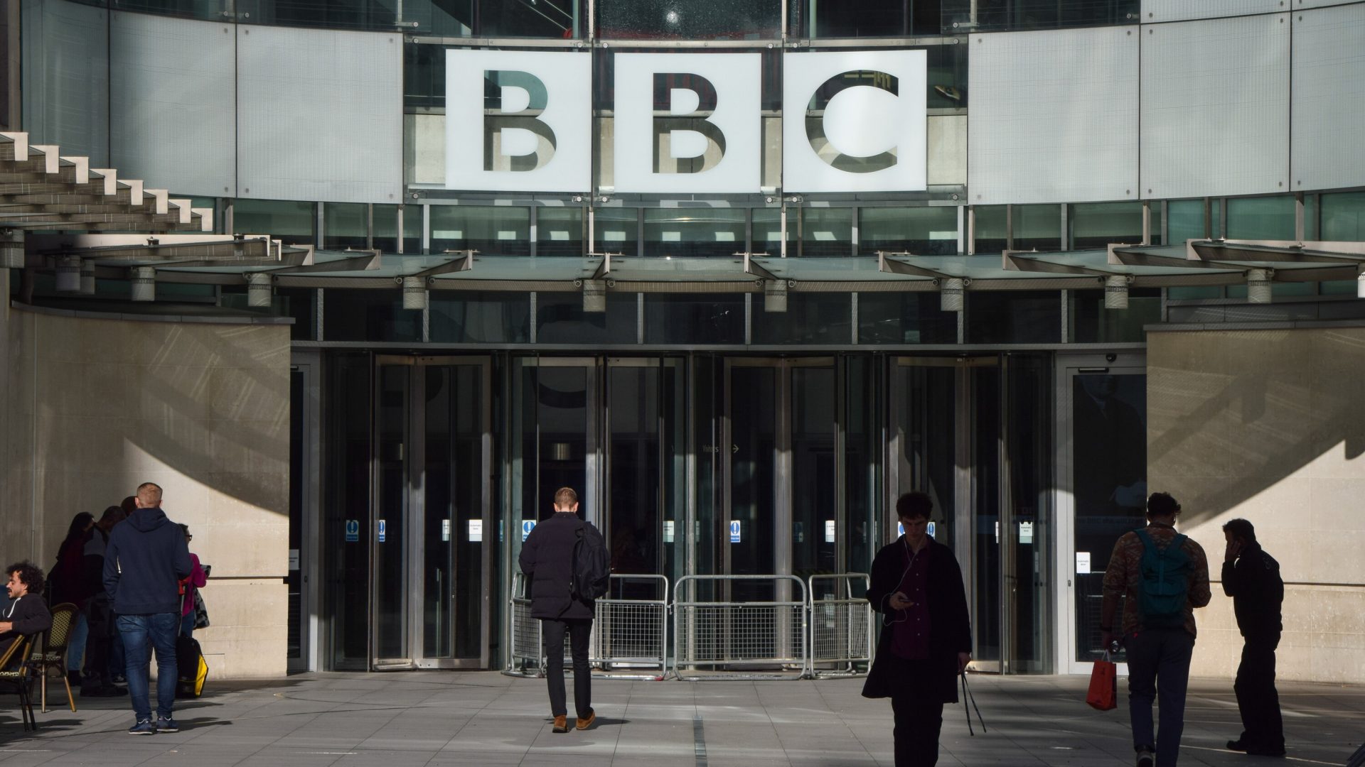 Un angajat al BBC, suspendat pentru că ar fi plătit o adolescentă pentru poze explicite