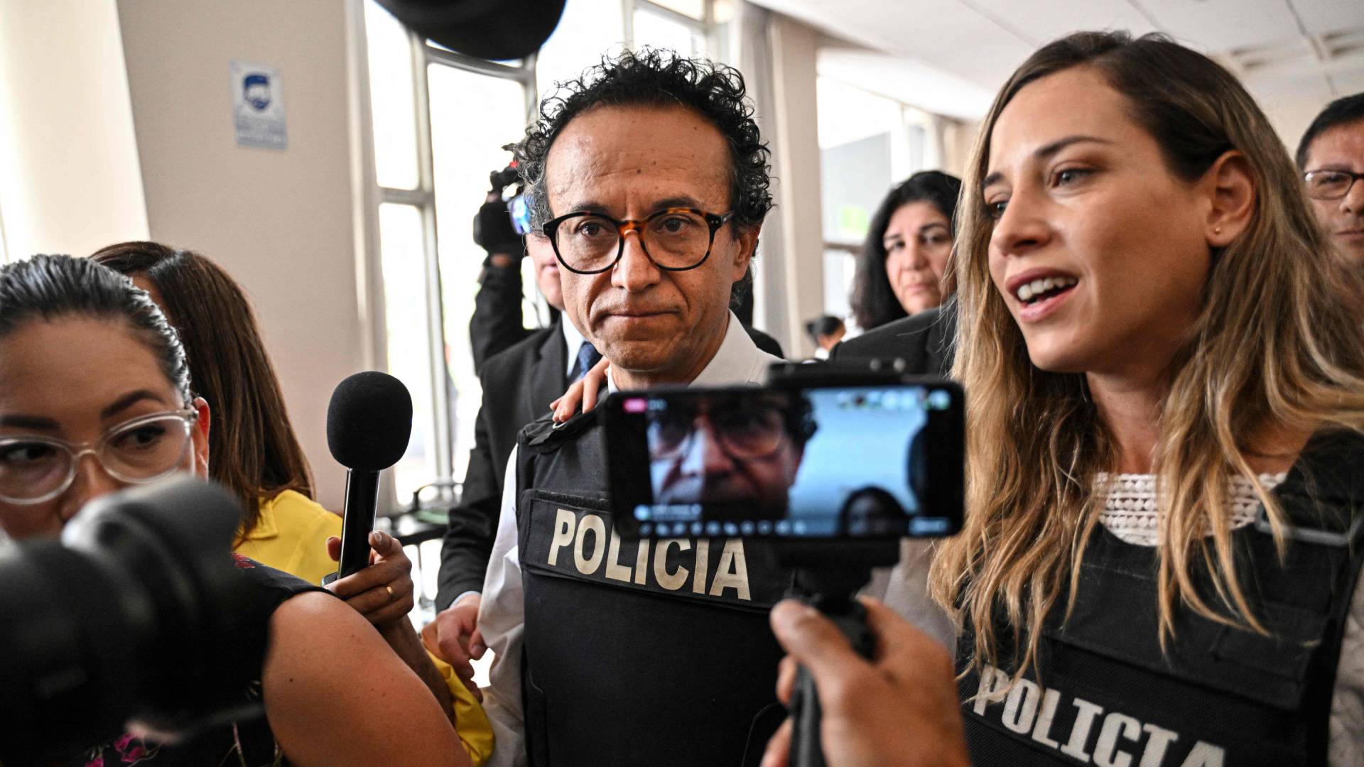 Un jurnalist de investigații va lua locul candidatului asasinat, în cursa prezidențială din Ecuador