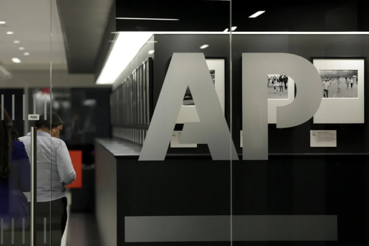 Associated Press stabilește reguli de utilizare a inteligenței artificiale pentru jurnaliști