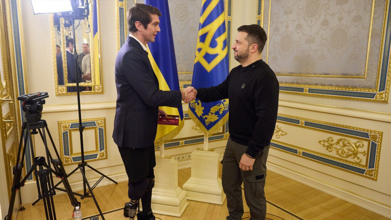 Un  jurnalist Fox News rănit grav în războiul din Ucraina, decorat de Zelenski