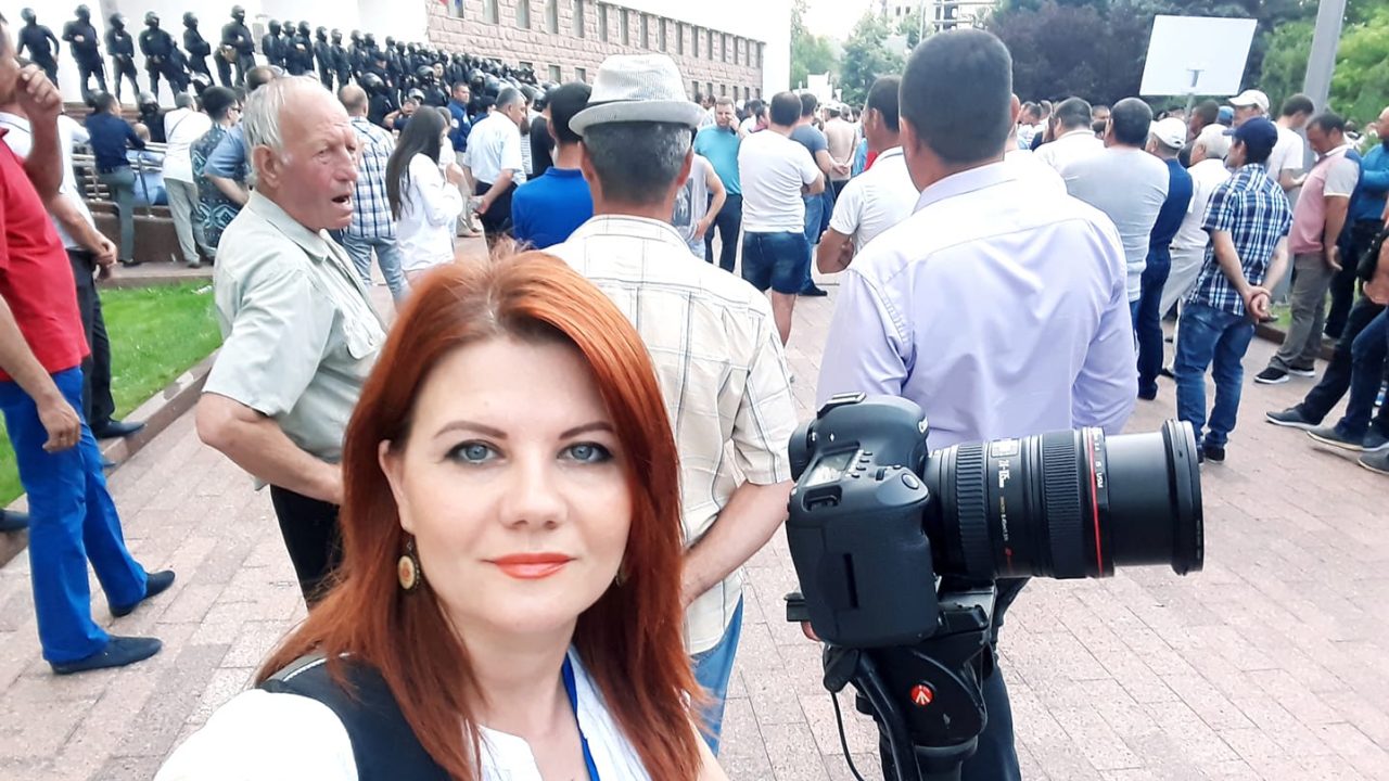 Serviciile secrete din Transnistria au reținut o jurnalistă pentru că documenta un protest