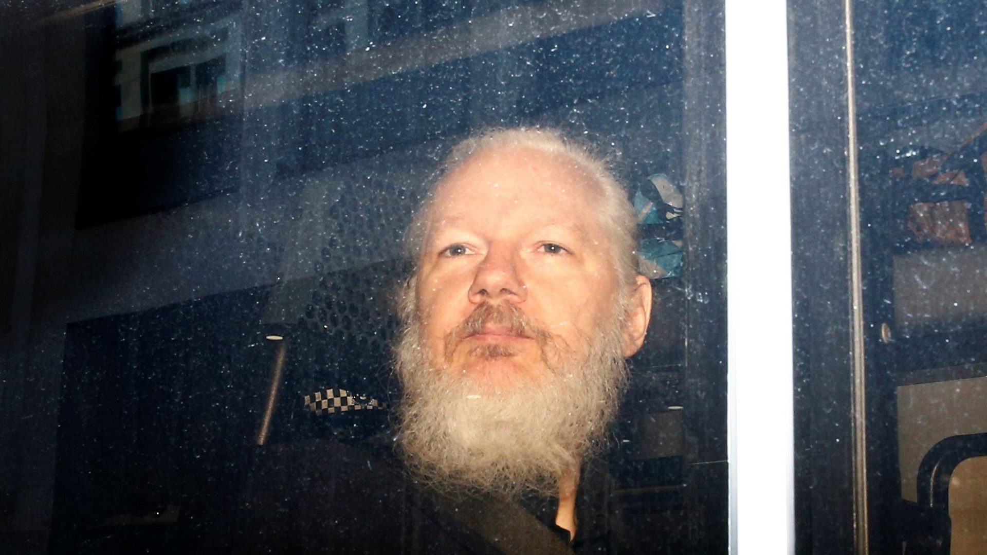 Julian Assange, la un pas de a afla dacă va fi extrădat în SUA