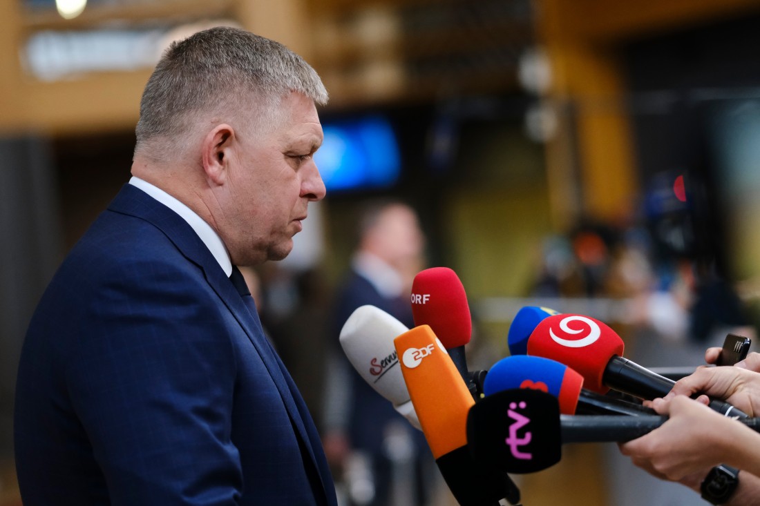 Atac la libertatea presei în Slovacia: Guvernul lui Fico înlocuiește televiziunea de stat