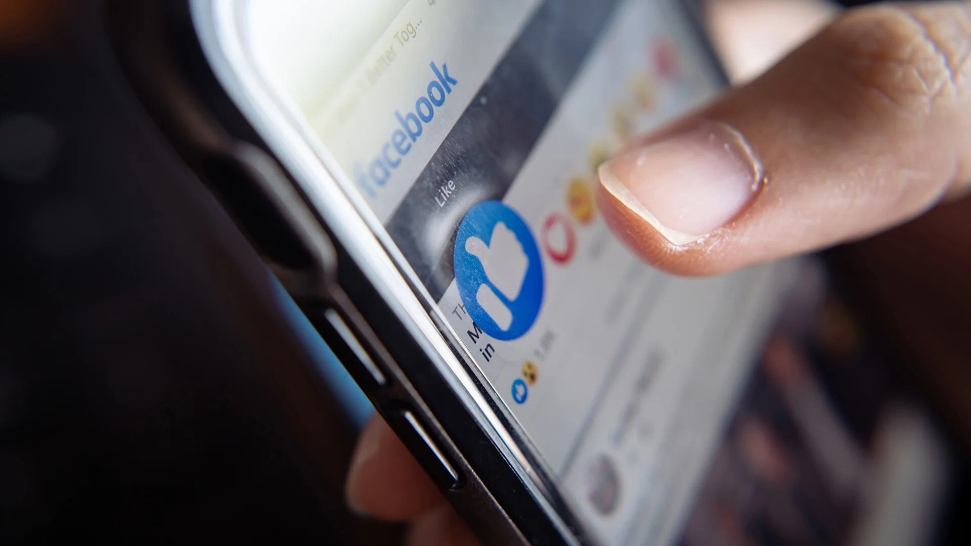 Românii se simt tot mai afectați de dezinformare