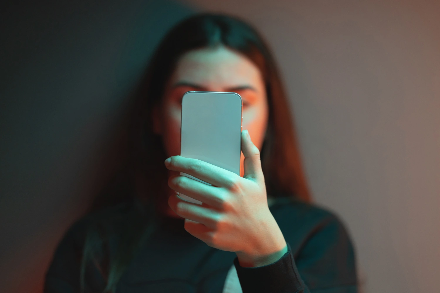 Utilizarea excesivă a rețelelor sociale îi face pe adolescenți mai nefericiți