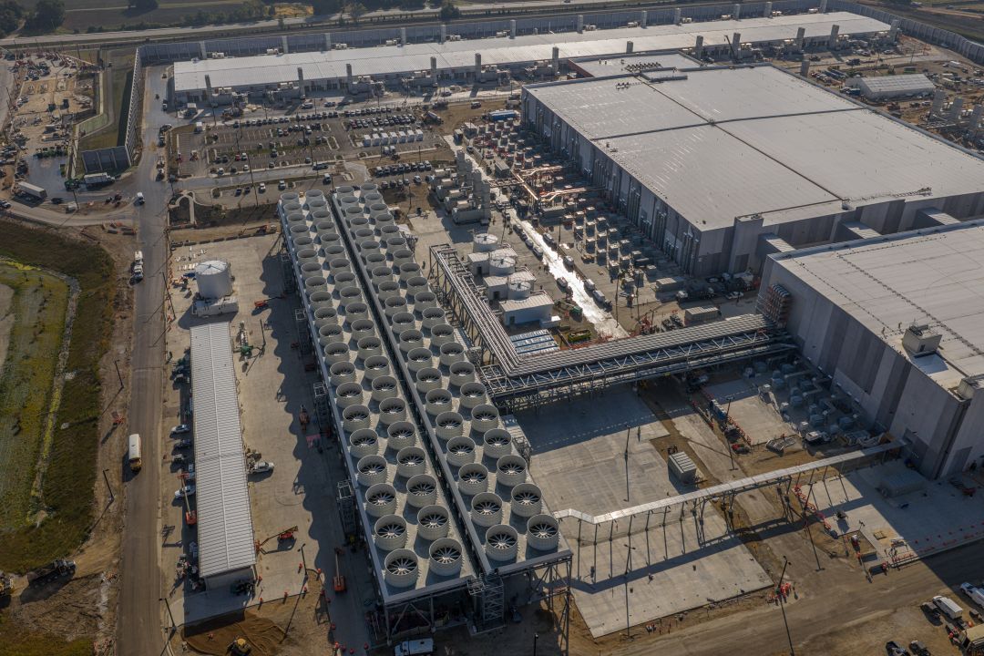 Prețul ascuns al inteligenței artificiale: emisiile de carbon ale Big Tech cresc accelerat