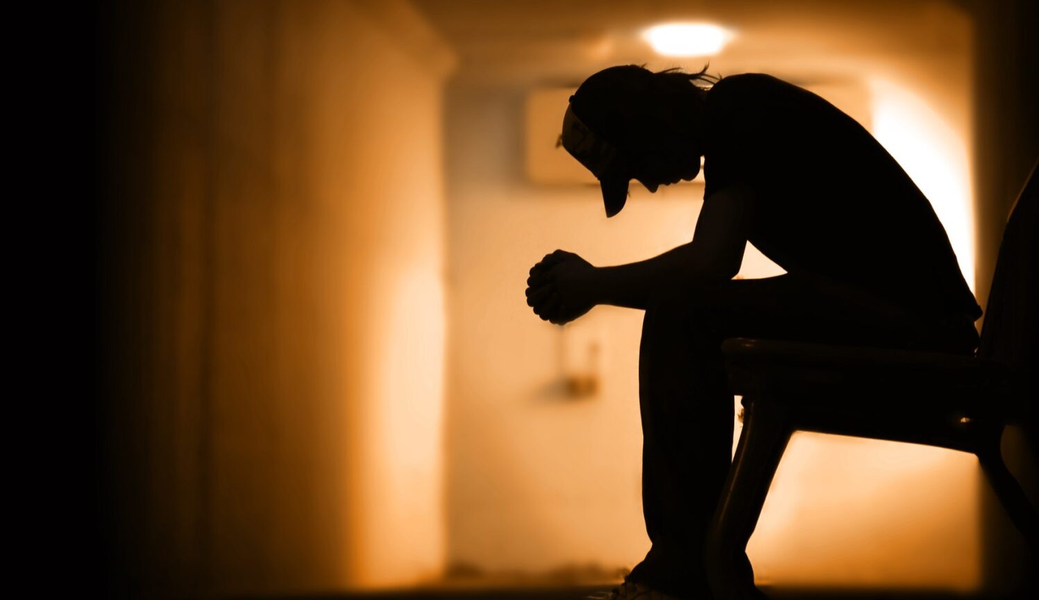 Consumul de droguri în presa din România: 68,5% dintre materiale pun accentul pe criminalizare